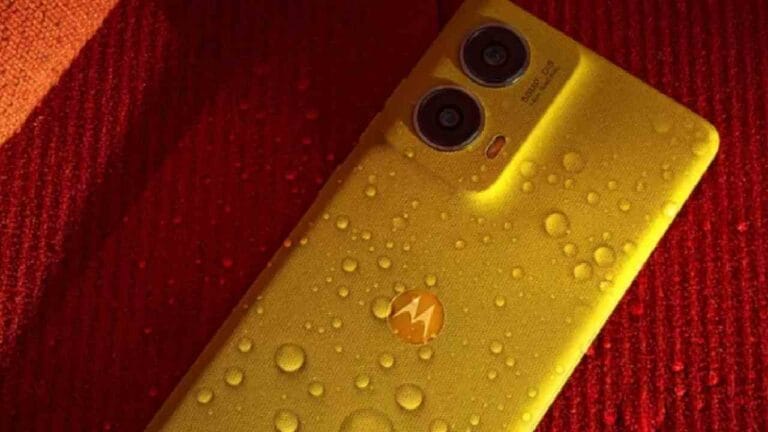 motorola g85 5g featuring 3d curved display